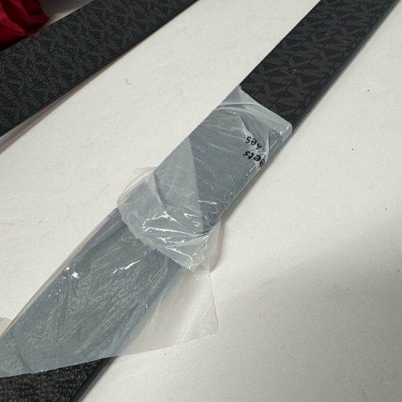 SALE MICHAEL KORS REVERSIBLE LOGO BELT - Picture 7 of 10